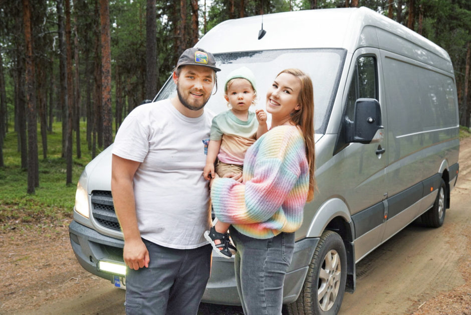 Sarre-Rintamarttusen-perhe lähtee reissuun syksyn korvilla. Matkareitti ei ole kiveen hakattu, vaan menemme päivä kerrallaan sinne, minne hyvältä tuntuu, he toteavat. Familjen Sarre-Rintamarttunen ger sig ut på resan i början av hösten. Rutten är inte huggen i sten utan vi tar en dag i sänder och åker dit vi känner för att åka, säger de.