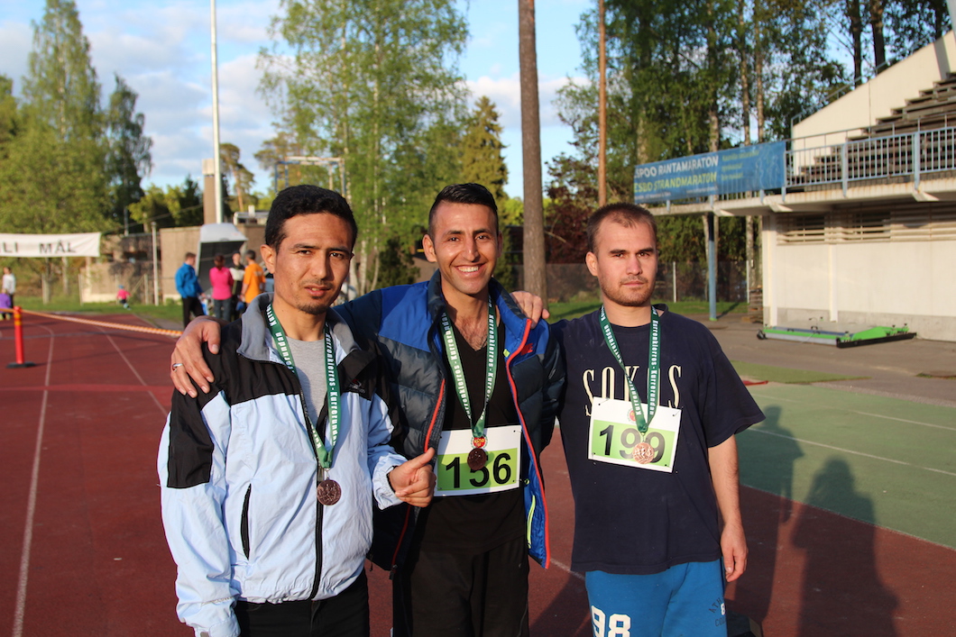 Habib Gaidarin (vas.), Reza Hosseinin ja Seyd Mokhtar Heydarin mielestä oli hienoa saada mitali ja juosta yhdessä muiden kanssa.