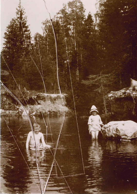 Per Duncker ja hänen serkkunsa pulikoivat lähdeveden täyttämissä hiekkakuopissa 1900-luvun alussa, paikassa jonne1950-luvulla rakennettiin keskusurheilukenttä. Kentän vieressä oli pitkään ”Kahluuallas”, lähdeveden täyttämä sekin, jossa lapset uivat vielä 1960-luvulla. Uimahalli rakennettiin 1970-luvun alussa ja kahluuallas muutettiin suureksi ruohokentäksi leikkiä ja auringonottoa varten.