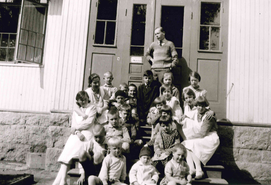 Barnpatienter och sköterskor samlade på trappan till konvalescenthemmet i den sk Heikelska villan vid Gallträsk (N. Heikelsvägen 11). Fotot är troligen taget i mitten av 1920-talet. Erik Blomberg (f 1913) står uppe vid dörren och ser ut som en ung tonåring. Märtha Blomberg sitter till vänster på trappan. Verksamheten tog slut i början av 1930-talet. 
