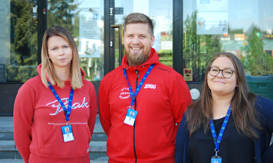 Erityisnuorisotyöntekijä Sole Silfverberg (vas.), nuoriso-ohjaaja Jens Almark sekä etsivä nuorisotyöntekijä Erica Saari. Specialungdomsledare Sole Silfverberg (t.v.), ungdomsledare Jens Almark samt uppsökande ungdomsarbetare Erica Saari.