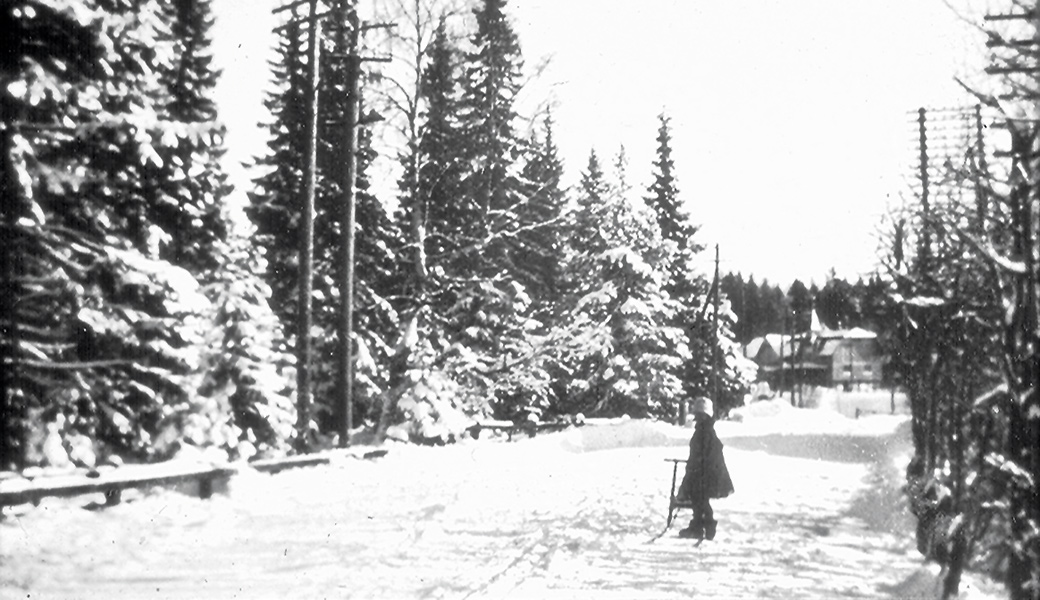 Rakkaalla lapsella on monta nimeä: Gränkullan mäki, Aseman mäki tai Hougbergin mäki. Kärt barn har många namn: Gränkullbacken, Stationsbacken eller Hougbergs backe.