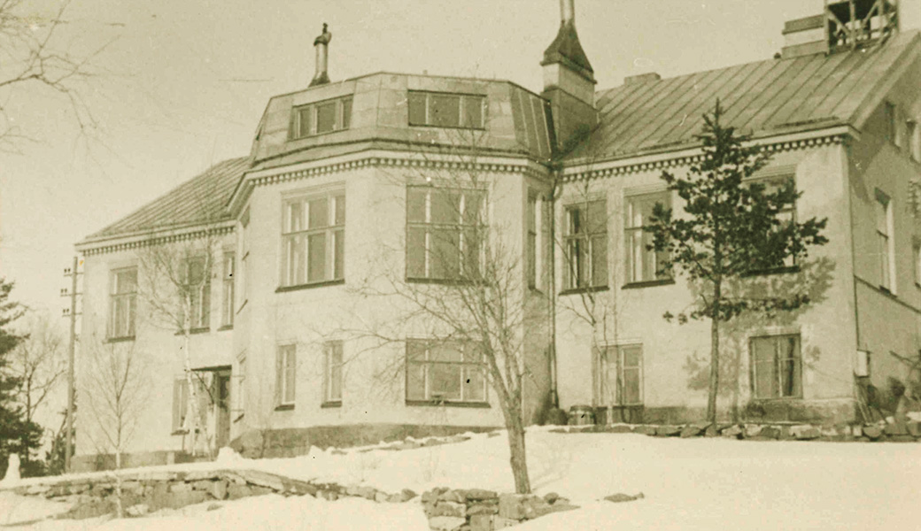 Villa Odenwall. Yksityinen huvila, jonka rakensi Karl E.H. Odenwall. Huvila myytiin Kauniaisille vuonna 1919. Samskolan oli huvilan vuokralaisena 1927–44 ja osti sen 1944. Peruskoulun tultua vuonna 1977 se siirtyi niin kuin muutkin koulurakennukset kunnan omistukseen. Huvilaan rakennettiin kolmas kerros vuonna 1948. Villa Odenwall. Privat villa som byggdes av Karl E.H. Odenwall. Villan såldes till Grankulla år 1919. Samskolan hyrde villan 1927–44 och köpte den  år 1944. 1977 då grundskolan kom, övergick den med de övriga skolbyggnaderna i kommunens ägo.  Villan förstorades med en tredje våning 1948.