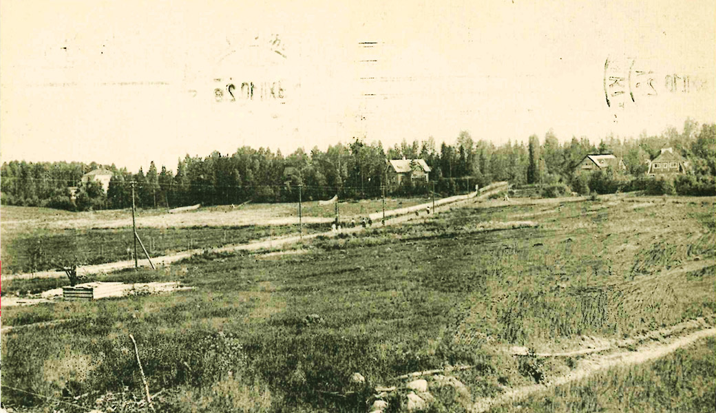 Tie – nykyisin Thurmanin puistotie – vie metsänreunalta kohti tulevaa keskustaa. Vasemmalla näkyvä kaivo sijaitsee suurin piirtein siinä missä nykyään on ostoskeskus. Suuri osa maa-alueesta oli Glimsin tilan pelto- ja niittymaata. Maa-alue oli pitkänomainen ja siinä virtasi vesiuoma kohti Tuomarilaa ja Kirkkojärveä. Sata vuotta sitten sitä kutsuttiin Gränkullan puroksi. Kauempana lännessä siitä tuli Ymmerstan puro. Nimi löytyy P-O Moreliuksen artikkelissa Seutu vuosisatojen saatossa kirjassa Osakeyhtiö josta tuli kaupunki, 1968. Vanhemmat ihmiset ovat kertoneet, että keskustan yllä  leijui usein kostea sumu. Silloin puhuttiin ”valkeasta aaveesta”. Alueelle on ollut vaikea rakentaa. Vägen – Thurmansallén i dag – som går från skogskanten leder ner mot vårt blivande centrum. Brunnen till vänster ligger ungefär där köpcentrum står i dag. Stadshuset finns på sluttningen i mitten. En stor del av marken var Glims hemmans åker- och ängsmark. Marken var låglänt med ett vattendrag som rann mot Domsby och Kyrkträsket. Det kallades för 100 år sedan Gränkullbäcken. Längre västerut blev det Ymmerstabäcken. Namnen finns i P-O Morelius artikel Bygden genom tiderna i boken Aktiebolaget som blev stad, 1986. Gammalt folk har berättat att det ofta låg en fuktig dimma över centrum. Man talade då om ”det vita spöket”. Marken har varit svår att bygga på i dag.