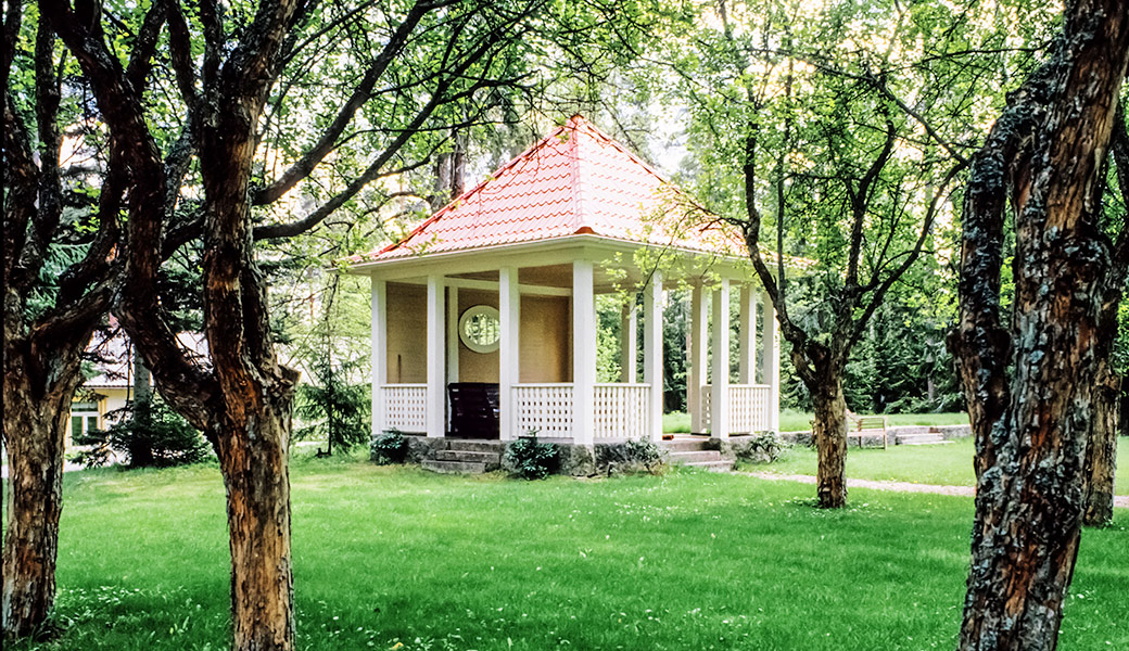 Huvimaja Villa Bensowin puutarhassa. Lusthus i Villa Bensows trädgård.