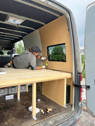 Samu Sarre berättar att det tog drygt två månader att bygga bilen, en del av jobbet gjorde han vid sidan av sitt eget arbete.